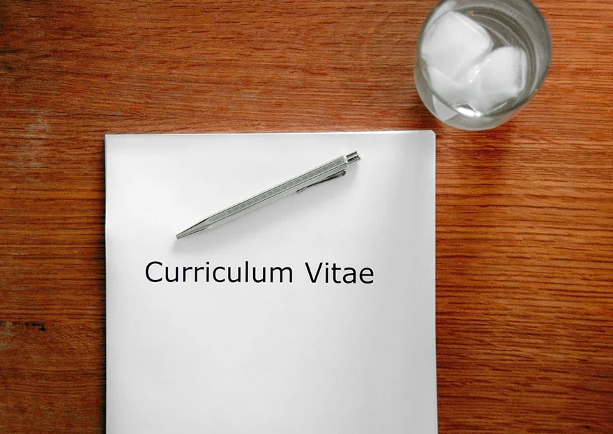 Billede af ansøgning på bord