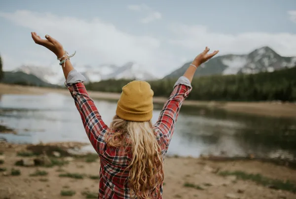 Kvinde der er fri i naturen