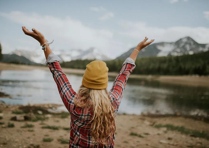 Kvinde der er fri i naturen