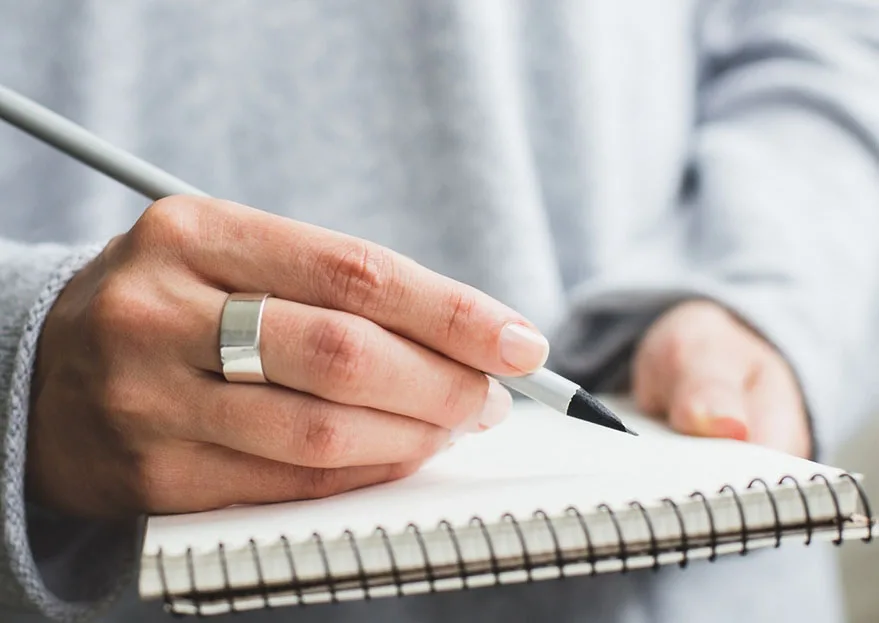 Kvinde der skriver noter