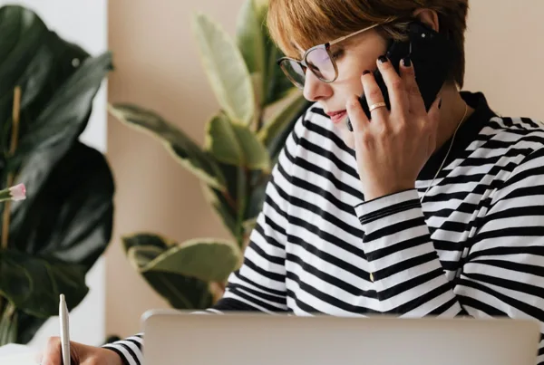 Kvinde der taler i telefon