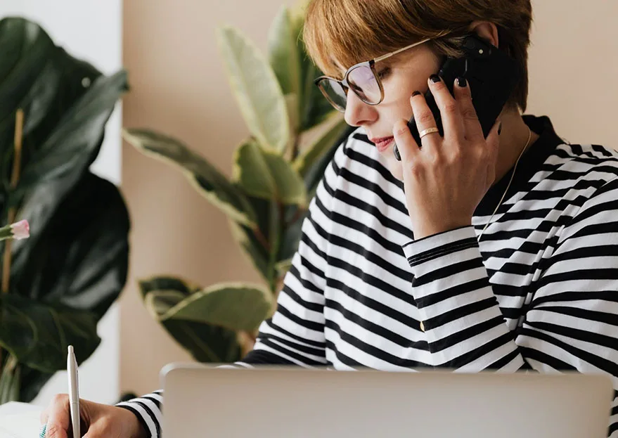 Kvinde der taler i telefon