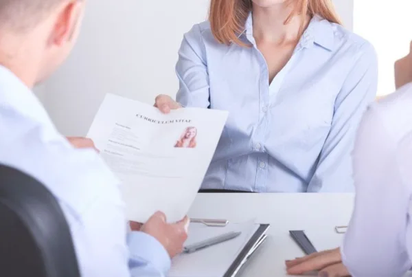 Person der læser ansøgning