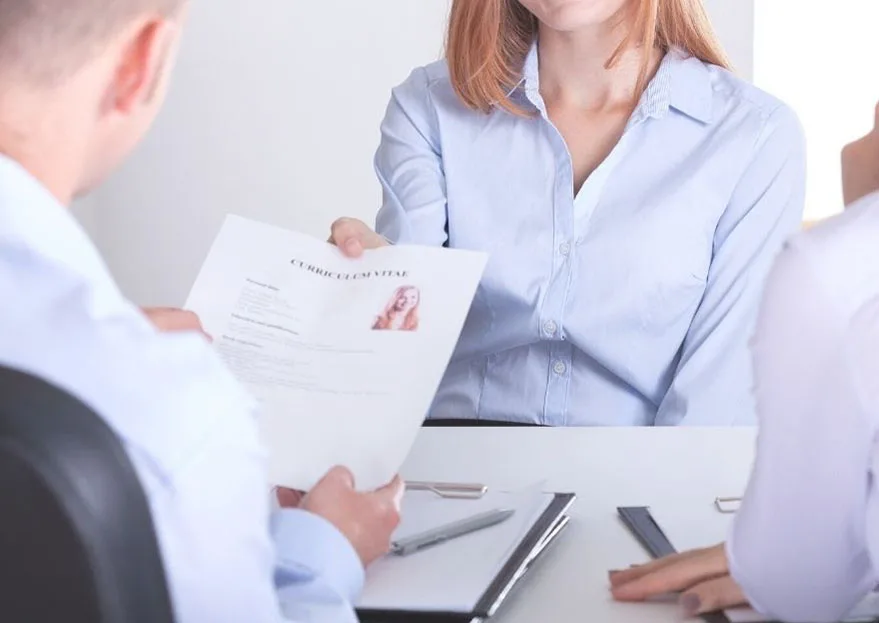 Person der læser ansøgning