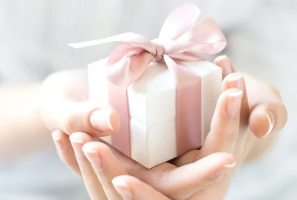 Person giver en gave