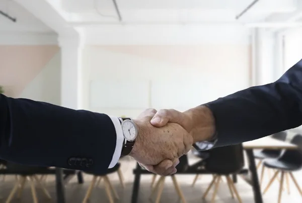 Personer der giver hinanden hånden