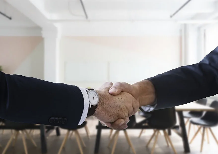 Personer der giver hinanden hånden